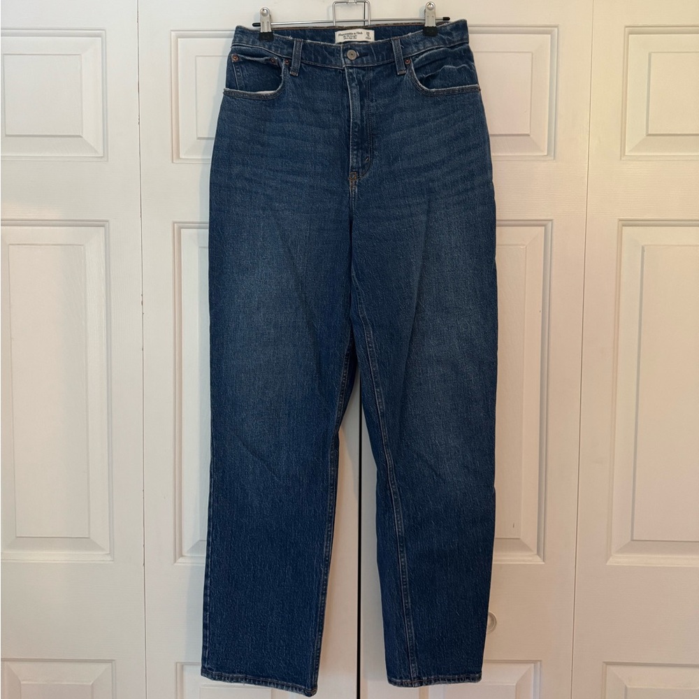 Abercrombie & Fitch "The '90s Straight Ultra High Rise"